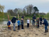 Kinderen slaan eerste paal